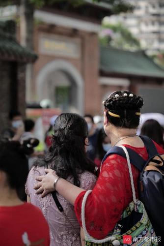 新澳门今晚开奖结果开奖号码查询和爸爸穿旗袍为儿应援与爸爸穿旗袍陪考