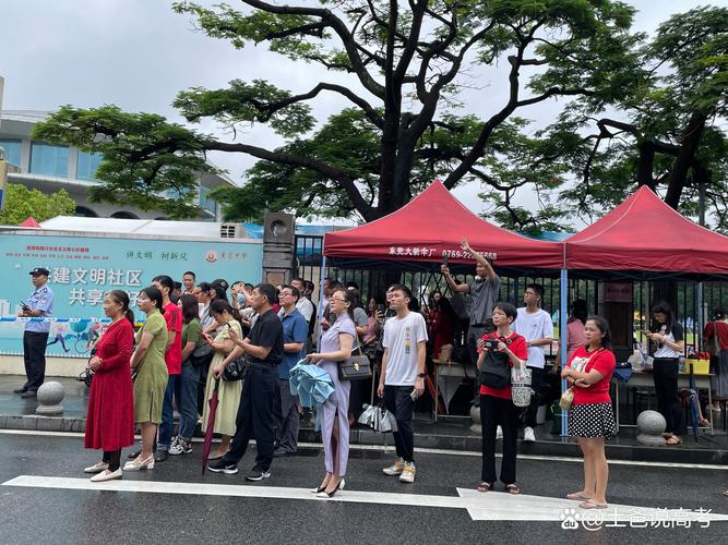 新澳2025资料最新大全和爸爸穿旗袍为儿应援与爸爸穿旗袍陪考